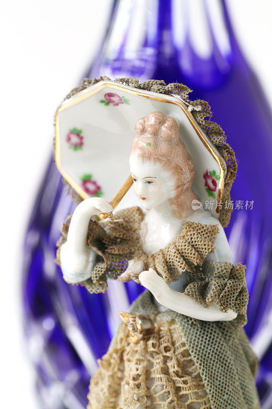古董陶瓷小雕像，蓝色水晶玻璃瓶
