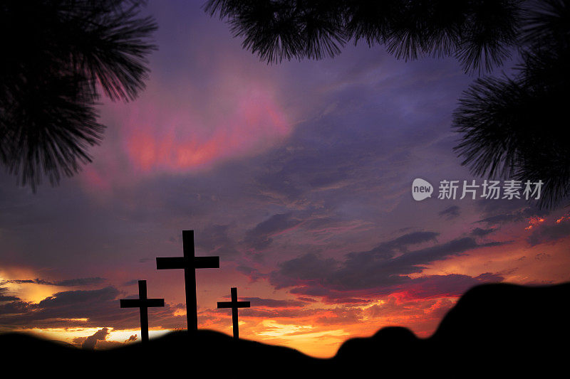 复活节山上的三个十字架，日落时的耶稣受难日。
