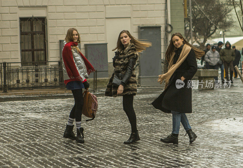 年轻的乌克兰女孩在乌克兰利沃夫街头摆造型