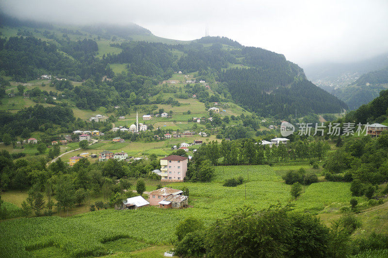 土耳其特拉布宗高山上的村庄房屋