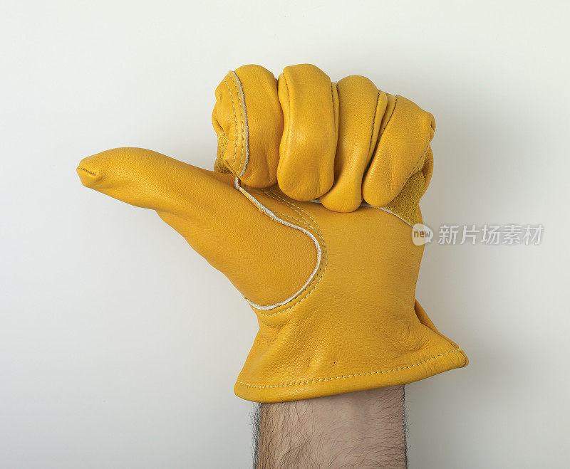 黄色工作手套露出拇指