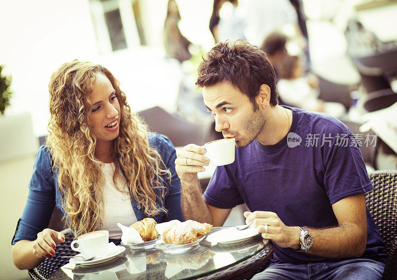 年轻夫妇享用传统的意大利早餐
