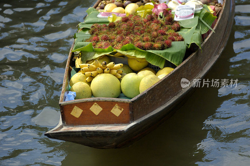 长尾船和水果在水上市场