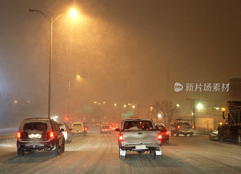 在暴风雪中驾车的夜晚