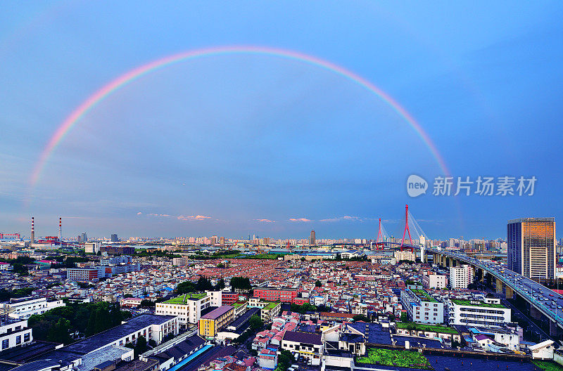 上海的城市景观和雷雨后的美丽彩虹