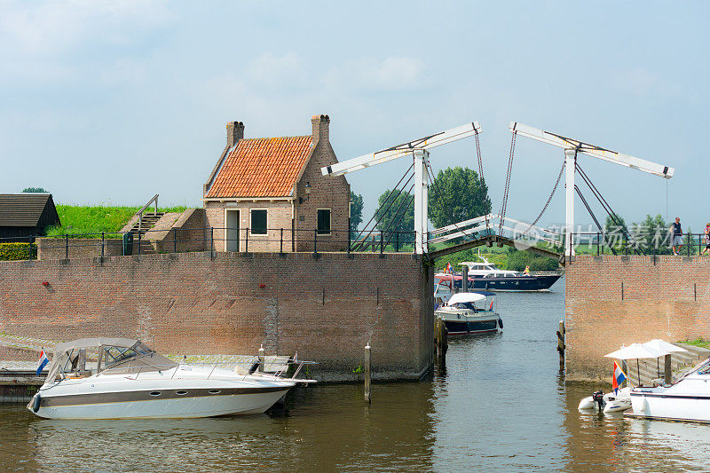 荷兰豪森港入口加固的城墙
