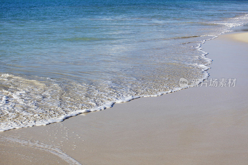 海浪平静的海滩景色