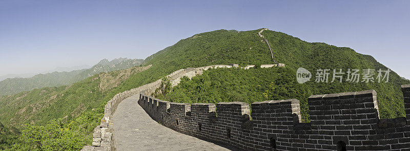 中国长城的城墙山脊绿色的山脉全景