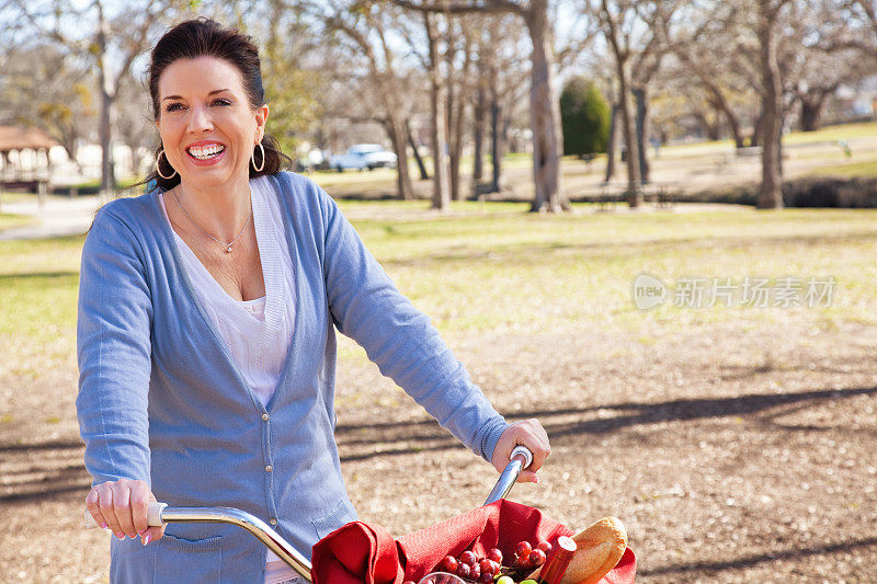 骑着野餐篮的快乐女人