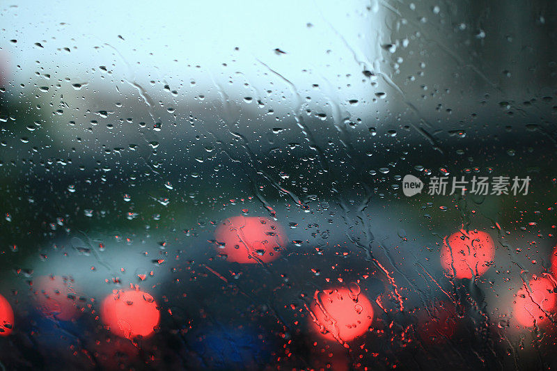 摘要:下雨期间的交通道路