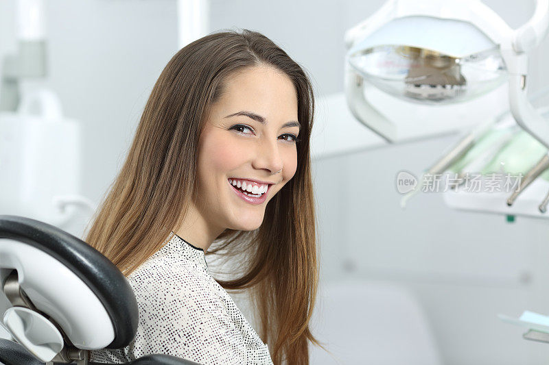 牙科病人在治疗后展现完美的微笑