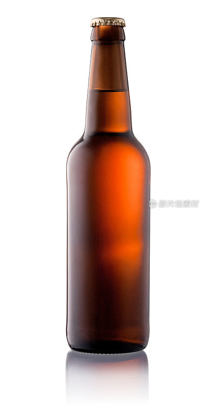 白色背景上孤立的棕色啤酒瓶