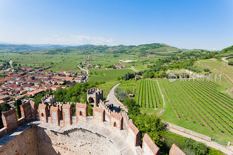 索瓦镇鸟瞰图。意大利的风景