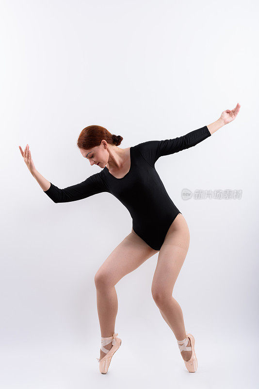 全身拍摄的女芭蕾舞者的脚趾摆姿势