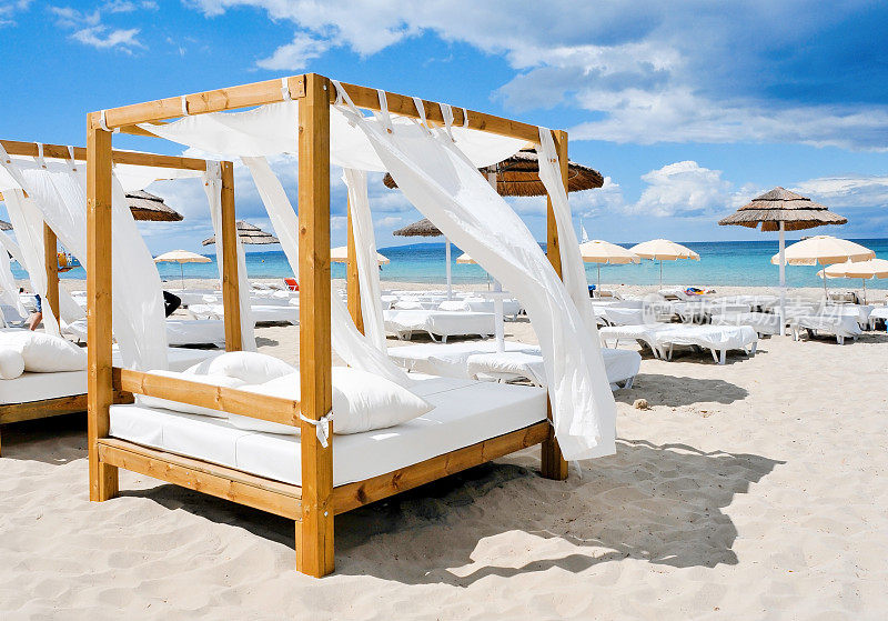 西班牙伊比沙岛一家海滩俱乐部的床