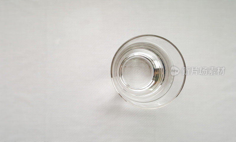 特写玻璃杯上的白色背景照片