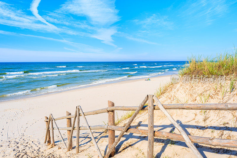 波兰波罗的海沙滩比亚洛戈拉海滩入口的木栅栏
