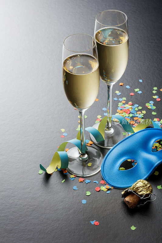派对:香槟，流光，面具和五彩纸屑静物