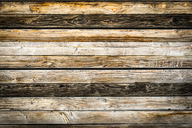 古老的天然棕色谷仓木墙。木质纹理背景图案。