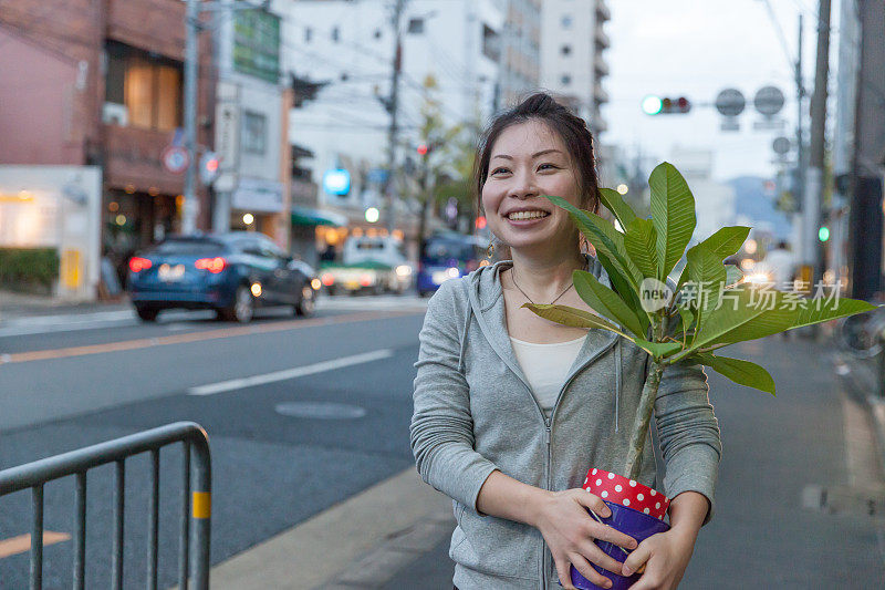 女人带着植物