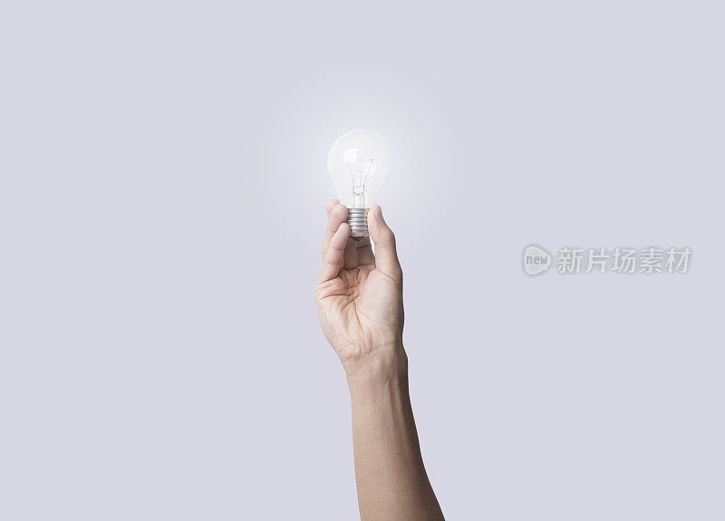 手握灯泡，新技术理念与创新创意。