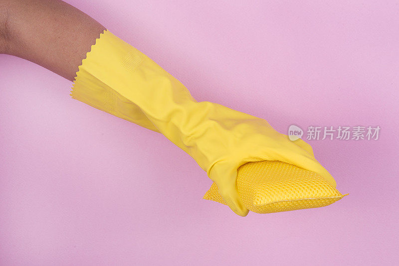 将黄色的防护手套用抹布擦拭