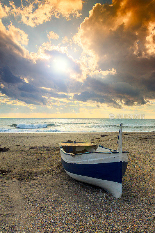 日落时分沙滩上的小船