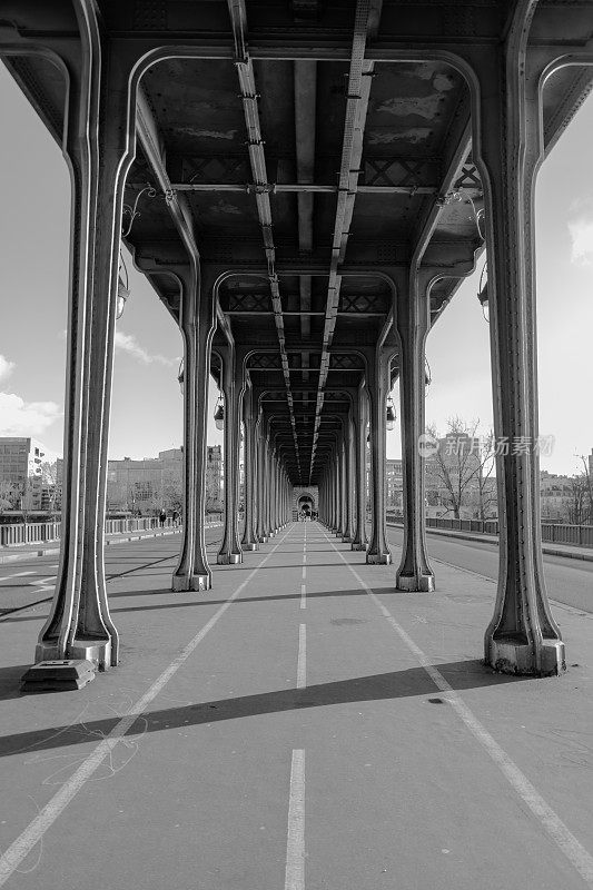 横跨塞纳河的地铁桥