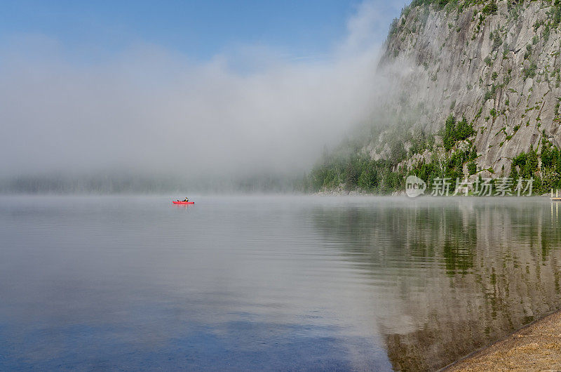 雾气弥漫的清晨，山间湖上的红色小船