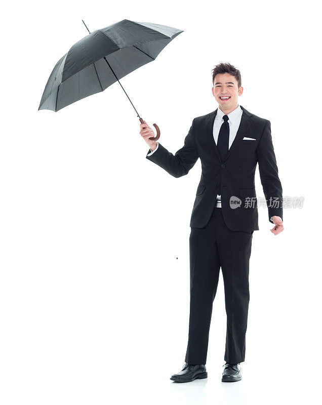 年轻英俊的商人拿着一把伞