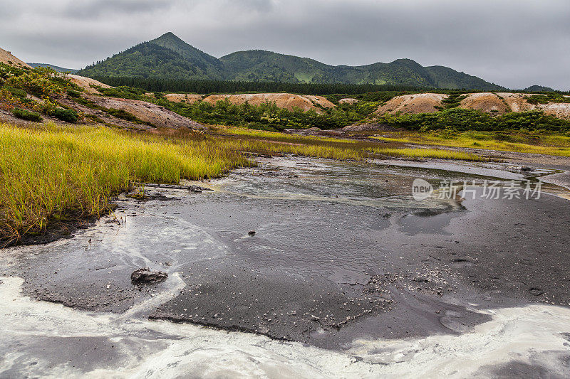 俄罗斯国后岛戈洛夫宁火山火山口的湖泊