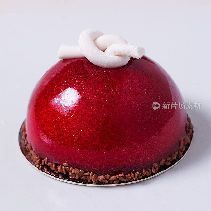 法式慕斯蛋糕，樱桃色。红色现代欧式甜点装饰的节点