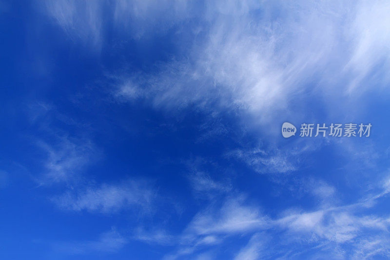 蓝天和白云晴朗，云朵在清澈的蓝天