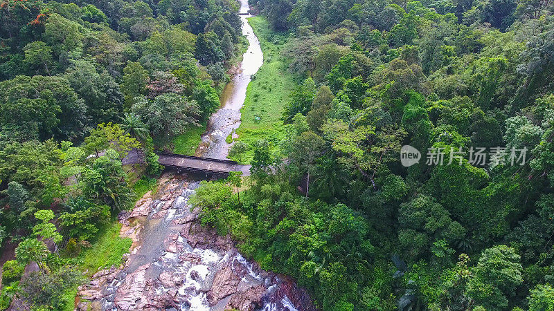 航拍泰国南部的热带森林和瀑布