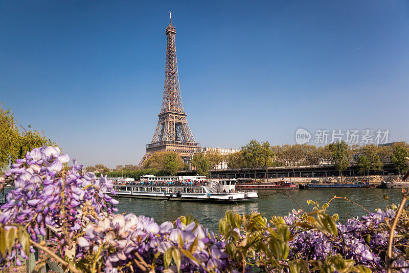 法国巴黎，春天的埃菲尔铁塔和船