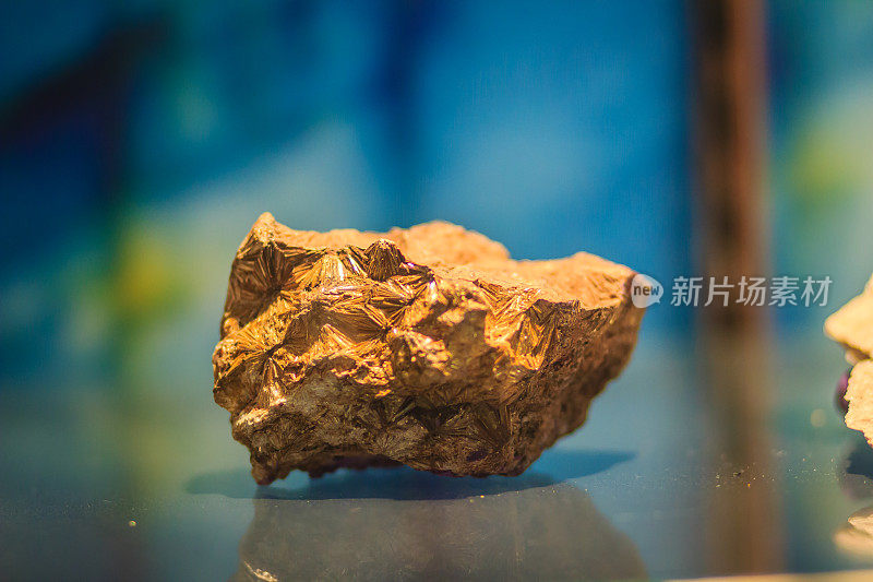 来自采矿和采石业的叶蜡石岩石标本。叶蜡石是一种叶状硅酸盐矿物，由氢氧化铝硅酸盐组成
