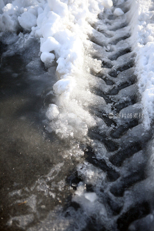 汽车轮胎上的积雪痕迹