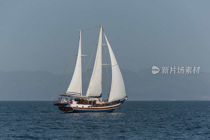 在土耳其穆格拉的波德鲁姆湾，传统的帆船在蓝色之旅中航行