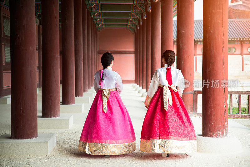 韩国首尔，一名亚裔韩国女子穿着传统服饰“韩服”在京福宫散步。
