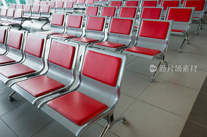 机场一排排空椅子