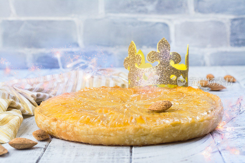 自制的烤面包片与手工国王皇冠。传统的法国主显节蛋糕和磨碎的杏仁