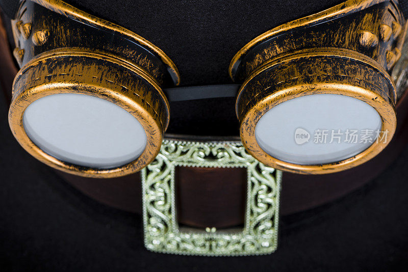 蒸汽朋克的帽子和护目镜前面的白色背景