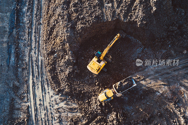 挖掘机装载自卸车的无人机视图