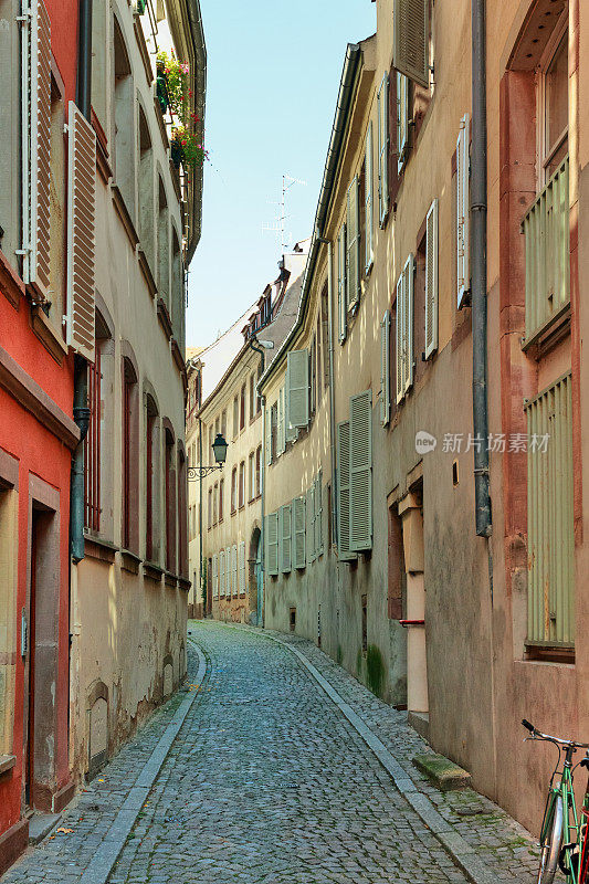斯特拉斯堡的建筑-古城里风景如画的小巷子