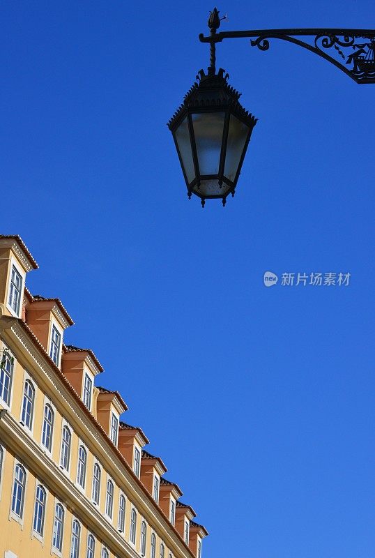 葡萄牙里斯本，鲁阿奥古斯塔，拜夏，屋顶窗和路灯对着蓝天