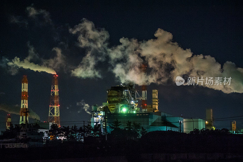 晚上是工业区。建筑物就像生物一样在夜晚呼吸。