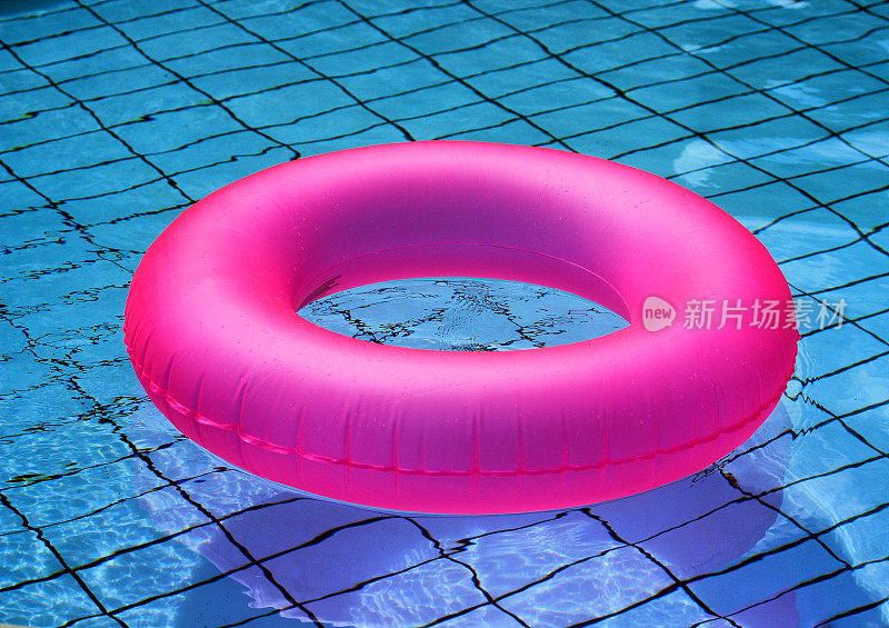 水池表面的粉色充气圈特写