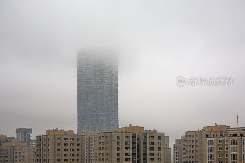 土耳其伊斯坦布尔，安纳托利亚一侧的现代摩天大楼在雾中