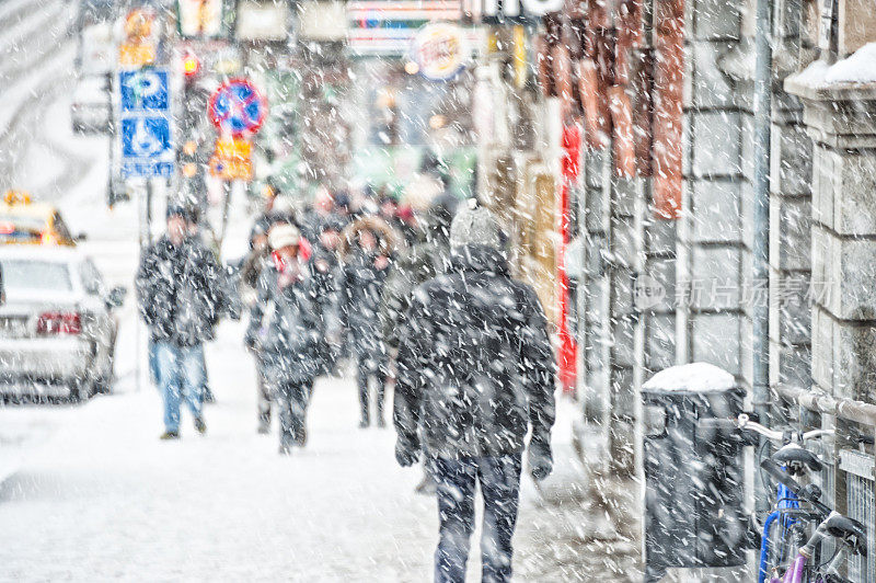 行人与雪搏斗