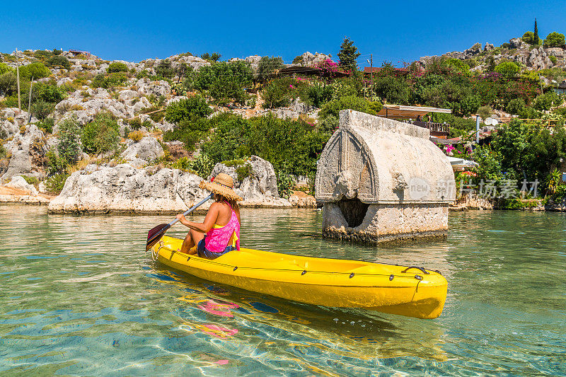 沉没的城市里的石棺。Kekova。